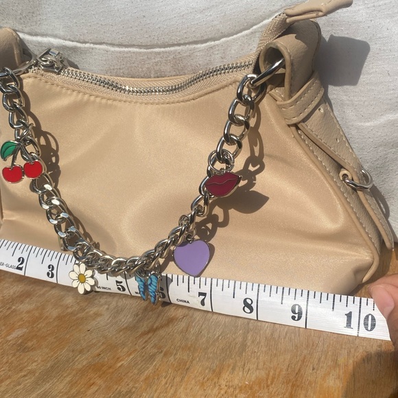 Small Madden NYC oatmilk bag with a silver zipper and charms - Picture 2 of 6